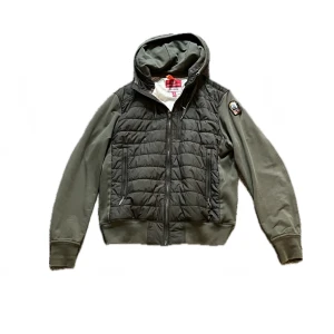 Parajumper Cardigan - Säljer nu min parajumper cardigan, perfekt höstjacka och inga skador. Skick: 9/10 Dm vid frågor eller köp!