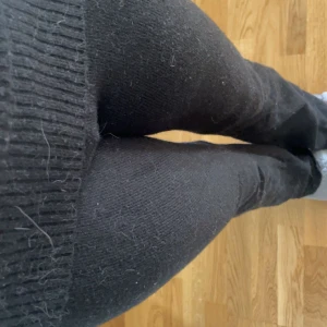 Gina svarta fold över midja byxor - Svarta gosiga stickade byxor från Gina i storlek 170