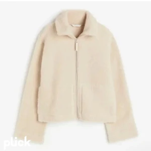 Teddyjacka  - Teddyjacka från hm . Som inte kommit till användning. Den är slutsåld och kommer inte komma in i lager igen💞