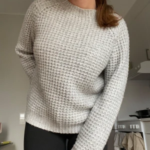 Stickad tröja - stickad tröja från lager 157. OBS strl xs men stor i storlek, sitter mer som s. väldigt mysig och skön, perfekt till hösten! 