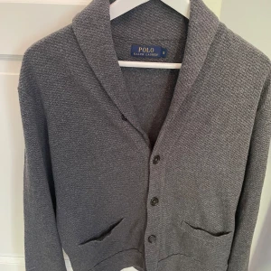 Ralph lauren cardigan  - Tja! Jag säljer en snygg och super skön cardigan ifrån Polo Ralph Lauren. Plagget är i väldigt bra skick och är i storlek s. Priset är ej hugget i sten! Tveka inte på att höra av dig om du har några frågor.