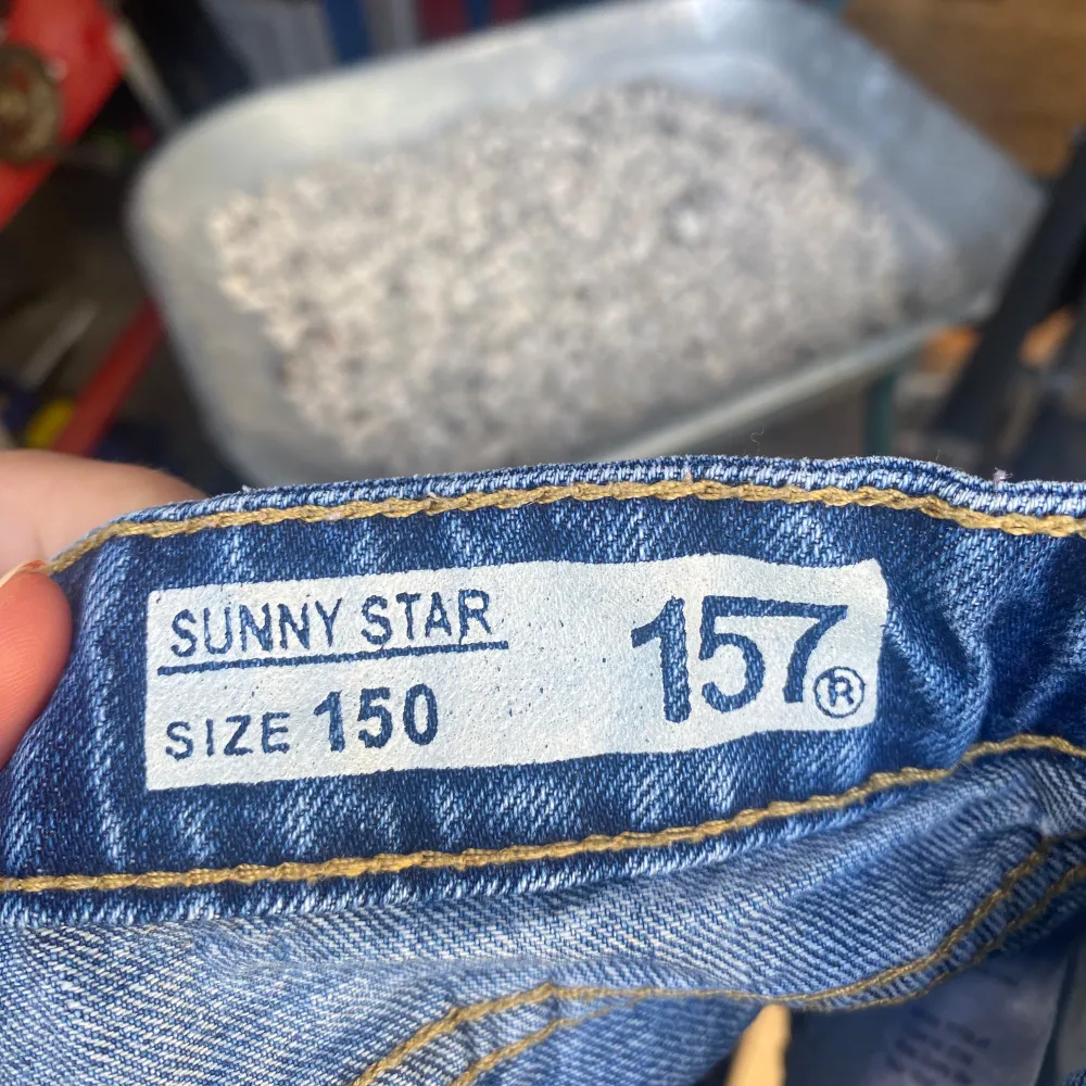 Säljer ett par snygga blå jeansshorts från märket 157. De har en klassisk femficksdesign och är i en härlig blå tvätt. Perfekta för sommardagar och festivaler! 🕶️. Shorts.