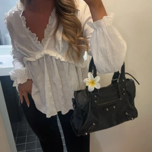 Vit blus - Superfin blus ifrån Nakd i stl 38, verkligen perfekt blus nu till hösten💕den är i bra skick och säljs då den inte kommer till användning längre💕💕