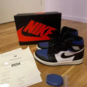 Säljer nu mina riktigt snygga och omtänksamt använda Jordan 1 High Royal Toe| Storlek 42| Kvitto samt blåa helt nya skosnören kommer, allt og!| Skick 9/10, grymt skick!| Tveka inte att skriva vid det minsta lilla🙌!