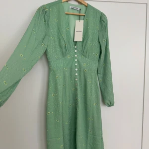 Adoore klänning - En grön klänning från adoore med gula blommor! Helt ny 🫶🏼 storlek 34