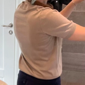 Supersöt tröja - Superfin kortärmad ”stickad” tröja från Lindex. Knappt använd så i super skick💋 Jättemjuk och skön, känns som en blandning mellan t-shirt och stickat. Perfekt till hösten🍂