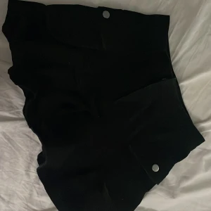 Svart jeans kjol - Svart jeans kjol med fickor 