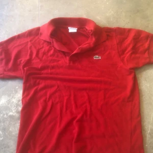 Lacoste piké storlek S - Passar stilen för alla lätt att kombinera. Skick 9-10. Inga defekter alls. Priset kan diskuteras vid snabb affär. Och hör gärna av dig vid några funderingar😁