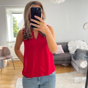 Röd blus - Såå fin och skön blus💗💗Har dessvärre två små fläckar (se bild 3 & 4), därav priset. Men de är inget man tänker alls på från håll, och borde gå bort med lite fläckborttagning😊 Fri frakt tom 22 september!💞