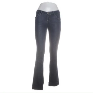 Lågmidjade bootcut jeans  - Lågmidjade bootcut jeans ifrån Massimo dutti, as snygg färg🩷