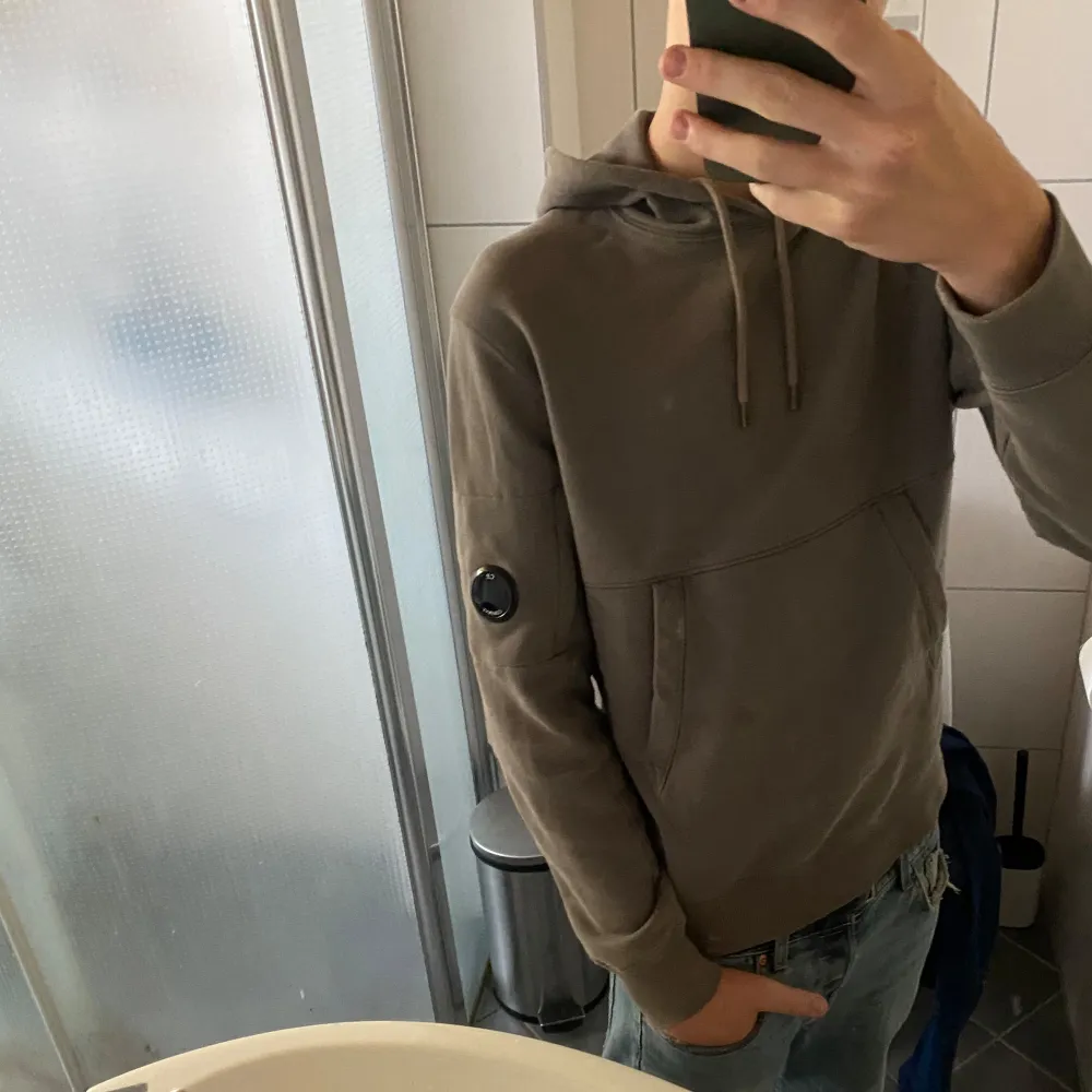 Cp company hoodie i bra skick. Finns en riva på den vid vänstra armbågen. För mer bilder samt äkthetsbevis kom privat. Endast seriösa köpare😃. Hoodies.