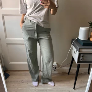 Zara chinos khaki - Säljer nu mina älskade chinos från zara då de inte längre kommer till använding. Använt skick. Fler bilder och mått skickas vid förfrågan💚
