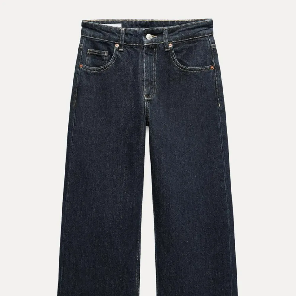 Skitnygga mörkblåa jeans från zara. Prislappen är kvar! Nya och oanvända, säljer för att de är för långa för mig. 💙💙💙. Jeans & Byxor.