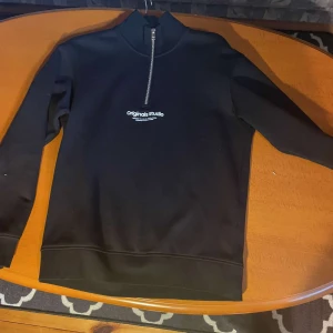 Halfzip - Bra skick den har fåtal användningar och har ett orginal pris runt 400 kr