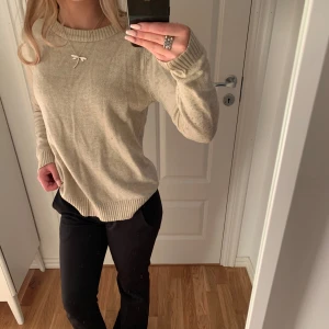 Beige stickad tröja  - Säljer denna eftersom den inte används längre, den är i fint skick utan defekter🤍