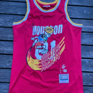 Cactus Jack x Houston Rockets Jersey - Aldrig använd - perfekt skick  Houston rockets   Kommer i original förpackning   Travis scott  Basket tröja  Säljer pga att den inte passar mig  Storlek L/XL