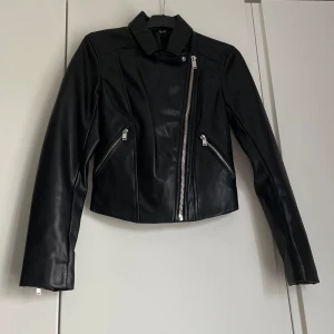 Jacka - Jacka i storlek 32, använd fåtal gånger så i gott skick, nypris 379kr