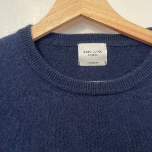 John Henric tröja  - Tjo, säljer nu en Kashmir tröja från johnhenric, mycket bra skick, inga defekter. Vid frågor hör av er.