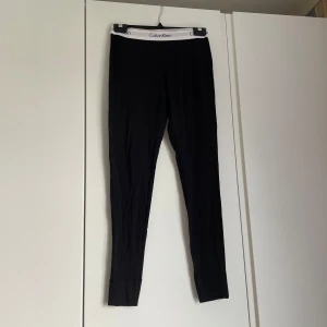 Tights - Tights i storlek XS, endast tvättade en gång så väldigt gott skick. Nypris 549kr