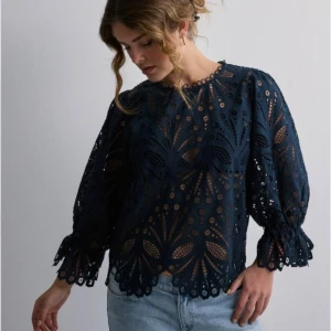 Neo noir blus - Super fin neo nour blus. Använd endast en gång, dock gick resåren i ena armen sönder vilket gör att den inte sitter åt lika mycket se bild. Annars som sagt bara använd 1 gång!  Obs de första två bilderna är lånade