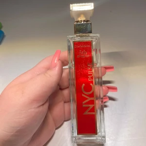 NYC Pulse parfym från 5th Avenue - Säljer en parfymflaska från 5th Avenue med doften NYC Pulse. Flaskan rymmer 75ml och de är ungefär 65ml kvar. Original pris är ungefär 460kr. Skulle beskriva doften som frisk och lite kryddig!!
