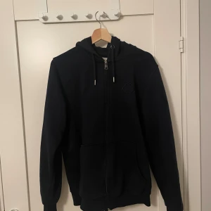 Moncler hoodie - Säljer en svart hoodie från Moncler i storlek M. Den är i bra skick, jag säljer den för att den inte används längre. Pris kan diskuteras här av er vid frågor 