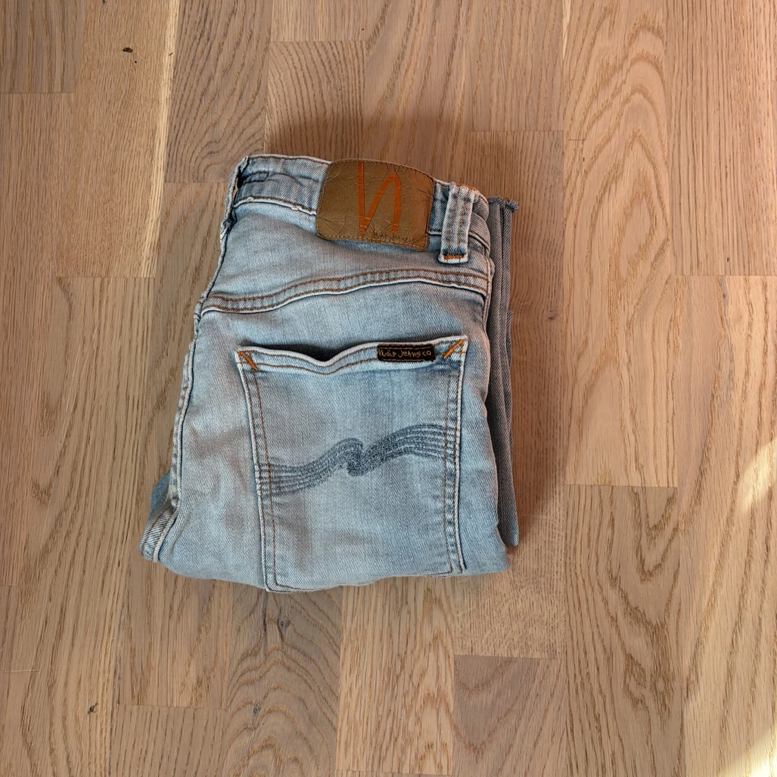 Ljusblåa nudie jeans 