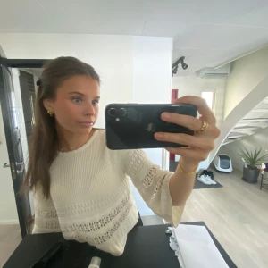 Beige stickad tröja från Mango - Säljer denna superfina beige stickad tröja från Mango med vida ärmar och fina virkade detaljer!🩷 