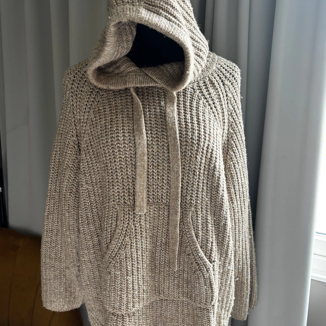 Beige stickad hoodie 