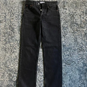 Svarta jeans - Svarta raka/wida jeans från Zara med låg midja. Säljer pga de är för små, därför har jag inga bilder på