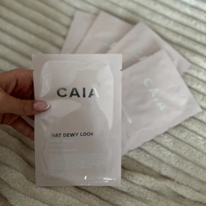 CAIA That Dewy Look Sheet Mask - 5sr fuktgivande sheet mask från CAIA som ger huden en fräsch look. Perfekt för att boosta huden med extra lyster. Har tyvärr inte kvar kartongen 