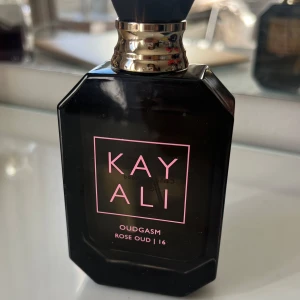 Kayali Oudgasm Rose Oud | 16 Eau de Parfum - Knappt använt som ni kan se, parfymen falkar inte mig i smaken längre men denna parfymen håller verkligen super länge. 🫶🏽  ny pris 1549kr säljer för 1000kr då jag knappt har använt 