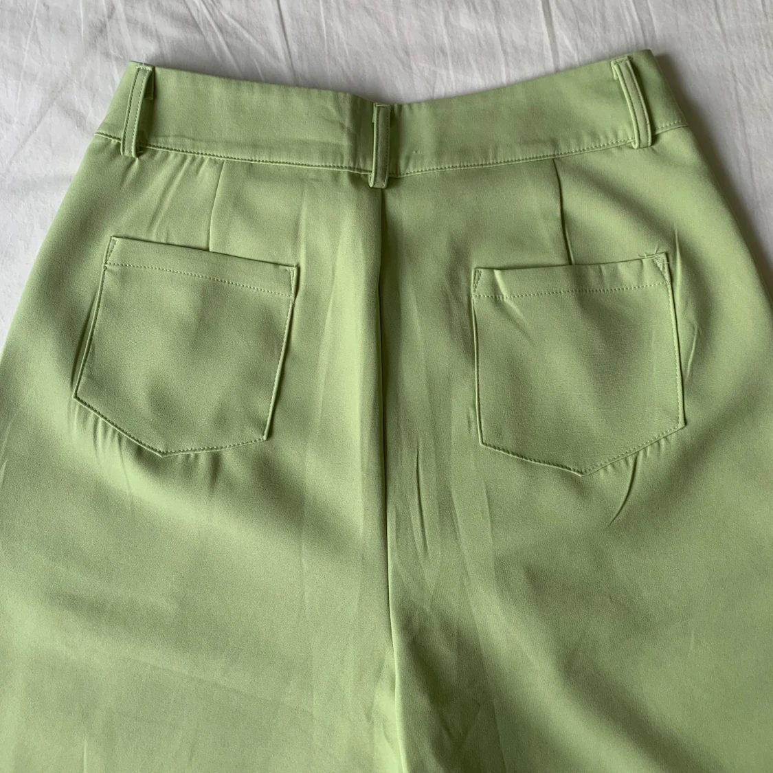 Ljusgröna kostymbyxor med pressveck - 2