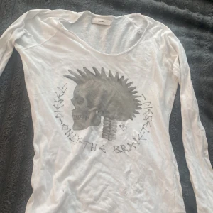 lång ärmad tröja från diesel 🤍 - stort tryck av en döskalle 🤍 jag har ärvt den så antar att den är relativ gammal 🤍 dock har den ett litet hål på ryggen (vill man se bild är det bara att skriva) 🤍 annars är den i fint skick 🤍 kan tänka mig att sänka priset 🤍