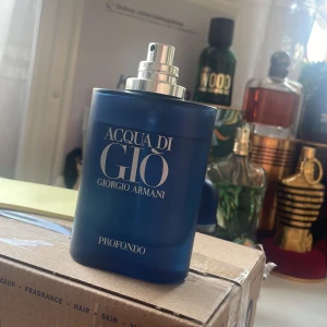 Acqua di Giò Profondo Edp 75ml - Fräsch och modern herrparfym från Giorgio Armani i en stilren, mattblå flaska med silverfärgad spraykork. Doften är marin och aromatisk, perfekt för dig som gillar fräscha och maskulina toner. Mindre än 70ml kvar. Nypris 1200kr. Tappade lockan och säljes för billigt därav