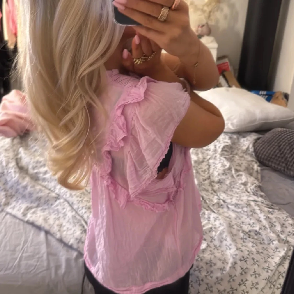 Ljusrosa blus med volangdetaljer - 1