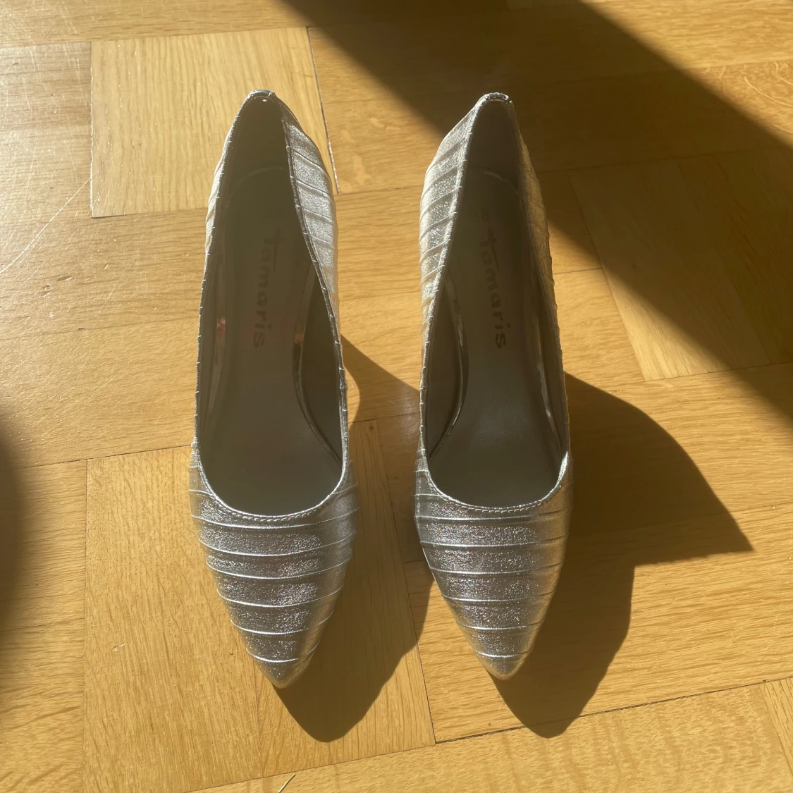 Silvriga pumps med klack från Tamaris - 1