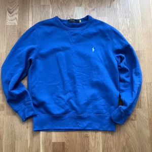  Ralph Lauren Sweatshirt - Helt ny Ralph lauren tröja , inga defekte skick 10/10. ny priss 1399 mitt pris 450 . Priset kan diskuteras VID BARA SNABB AFFÄR ! Storlek M och passar alla från 170 - 180. Tveka inte om frågor!😁