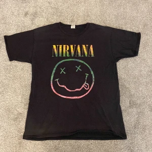 Nirvana t-shirt - T-shirt med Nirvana-tryck.