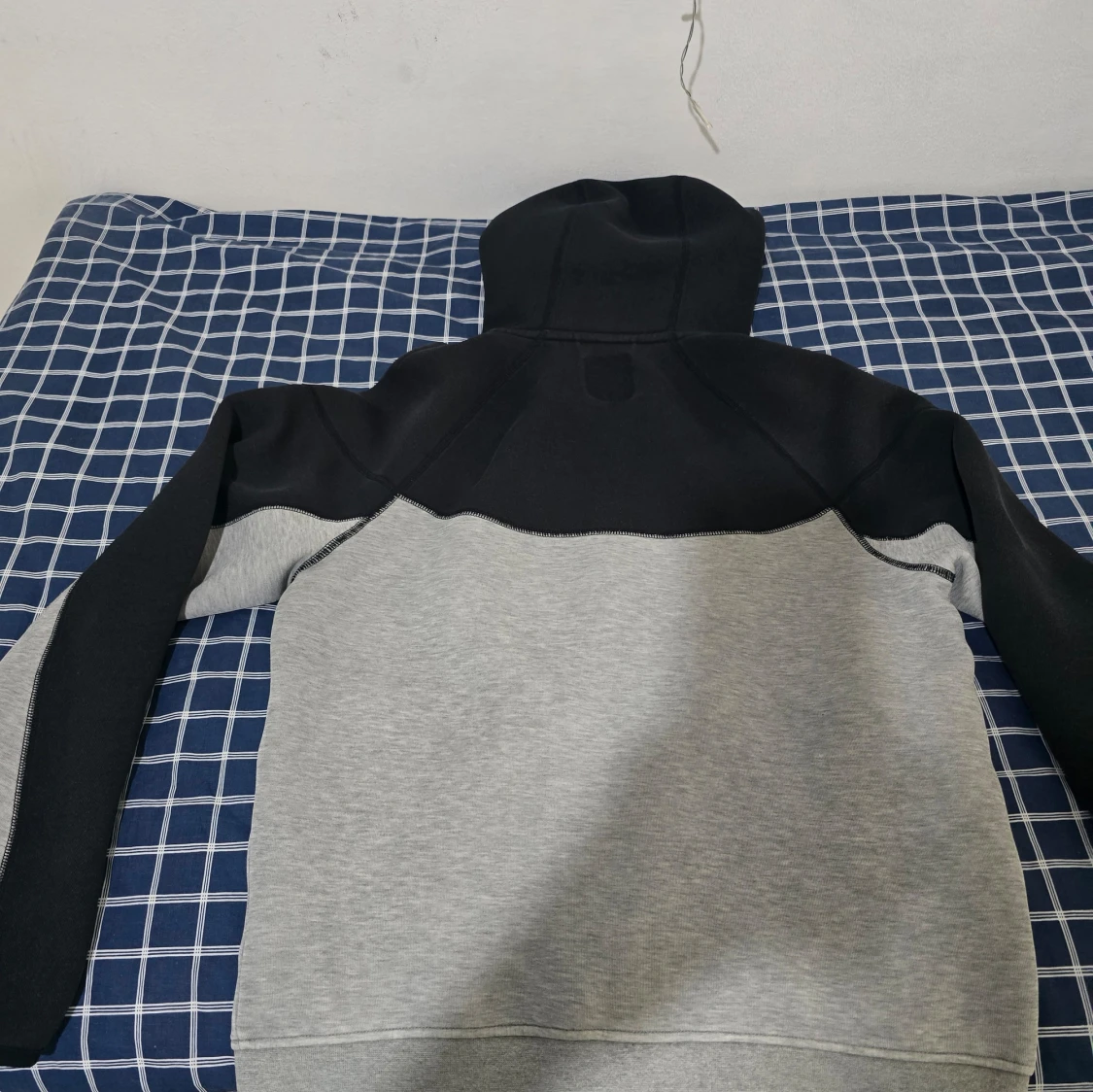 Svart och grå Nike tech fleece  - 2