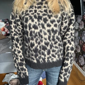 Leopardmönstrad stickad tröja - Säljer en super snygg stickad tröja med leopard mönster, skriv för fler bilder eller frågor!💞