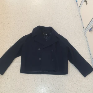 Blå kappa från lager157 - Storlek M och den är mörk blå kappa från lager157. Passar bra till både jeans och kjol. Den är oanvänd och helt ny. Om ni ska köpa, tar bara kontant, kontakta mig om du vill köpa💞