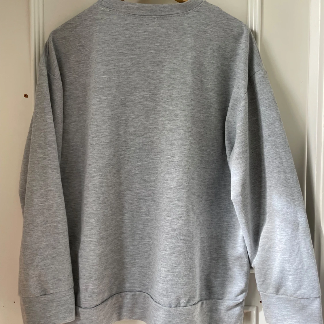 Grå sweatshirt med tryck från Not Your Honey - 2