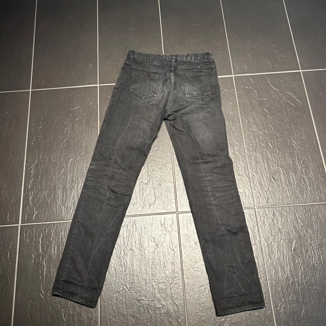 Svarta arket jeansbyxor med rak passform