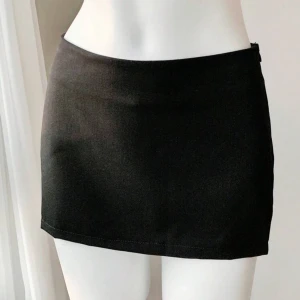 Svart minikjol - Helt ny svart mini kjol i Stl XS som ej passar 🙌🏼 liten i stl