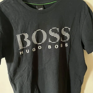 Svart t-shirt från Hugo Boss - Snygg svart t-shirt från Hugo Boss passar även storlek M.