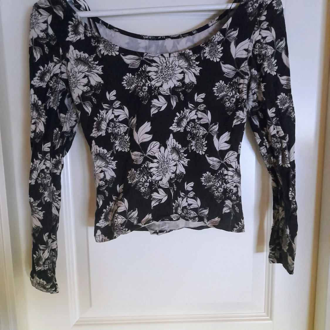 Svart blommig långärmad topp från Divided - 1