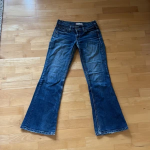 Low waist bootcut Levi's 479 Booty Flare Fit jeans - Mer low waist än vad de ser ut, även mer utsvänga än vad de ser ut! Midjemått ca 35cm och innerbensmått ca75cm. Blå Levi's 479 Booty Flare Fit jeans med snygg utsvängd bootcut och slitningar framtill. Jeansen har har kontrastsömmar och normal passform. Perfekta för dig som gillar stockholmstil och vill ha ett par jeans med flare. På ett få tal ställen har de vart hål i men det är igensytt så hade man inte vetat det så hade man inte märkt det!💕 Ord pris 1045kr, tydligare bilder finns på zalando!💕