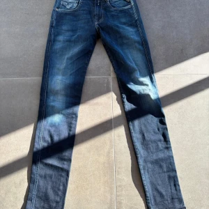 Mörkblå jeans från Replay - Snygga Replay jeans, jättefint skick men lite udda storlek där av priset, W28-L34 men sitter mer som W30! Nypris runt 1500-2000kr, mitt pris endast 599!!