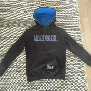 Hoodrich Hoodie - Säljer min svart/blå hoodrich tröja i storlek xs, säljer för att jag knappast använder den